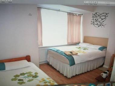 Room in Guest room - Tiny Single shared bathroom Room ssbyr