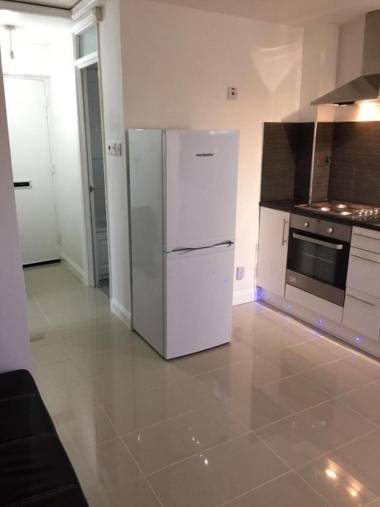 Small Modern Comfortable 2 Bedroom Apartment cmyr