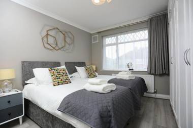 FW Haute Apartments at Hillingdon 3 Bedrooms and 2 Bathrooms HOUSE with King or Twin beds with FREE WIFI and FREE PARKING