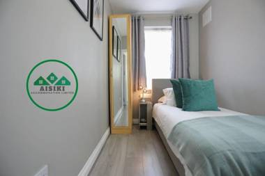 FW Haute Apartments at Hillingdon 3 Bedrooms and 2 Bathrooms HOUSE with King or Twin beds with FREE WIFI and FREE PARKING