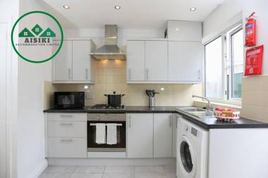 FW Haute Apartments at Hillingdon 3 Bedrooms and 2 Bathrooms HOUSE with King or Twin beds with FREE WIFI and FREE PARKING