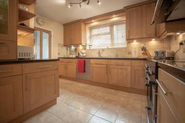 Goldcrest House by RentMyHouse