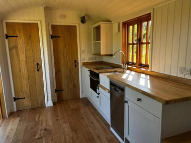 Robins Retreat - Shepherds Hut within orchard