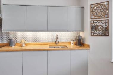 Host & Stay - Green View