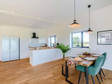 2-Bed Modern Bungalow - Outstanding Country Views