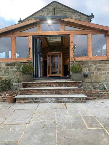 Meagill farmhouse hot tub bbq hut sauna