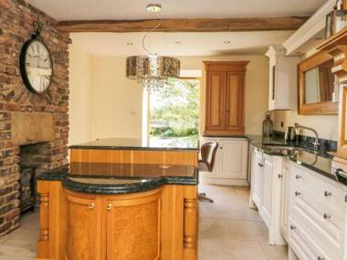 Meagill farmhouse hot tub bbq hut sauna