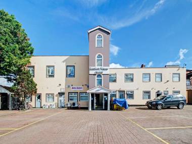 OYO Bostons Manor Hotel