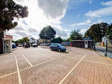 OYO Bostons Manor Hotel