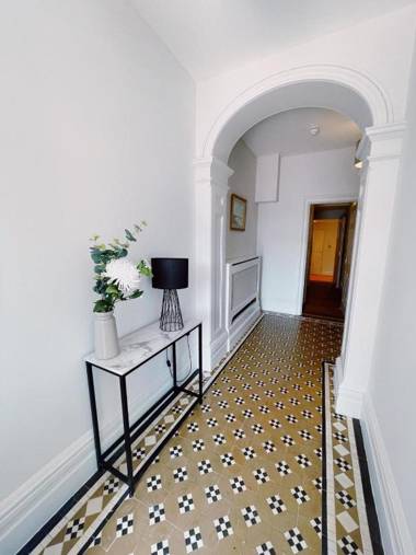 Stunning 8-Bed House with Sea & Beach Views