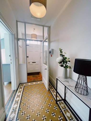 Stunning 8-Bed House with Sea & Beach Views