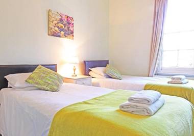 Bury Villa - 7 bedrooms sleeping 18 guests