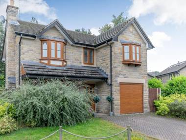 2 Carr Farm Close Glossop
