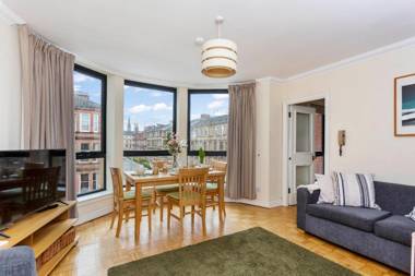 Bright 1 Bedroom Apartment-Private PARKING