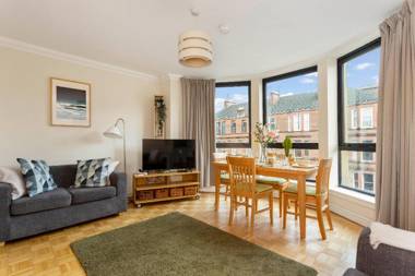 Bright 1 Bedroom Apartment-Private PARKING