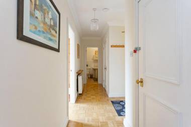 Bright 1 Bedroom Apartment-Private PARKING