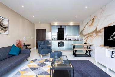 LARGE Spacious Modern Apartment