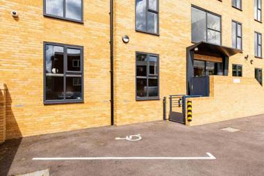 LARGE Spacious Modern Apartment