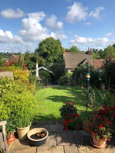 Sweet Modern Country Cottage with Garden