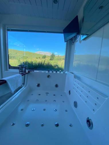 Highland Stays - Ben View Studio Pod & Jacuzzi Bath
