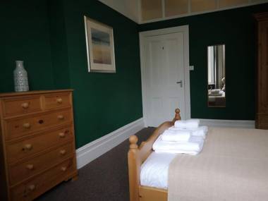 2 Bedroom Apartment at Kent Escapes Short Lets & Serviced Accommodation Kent Bouverie Escape Folkestone with Wifi