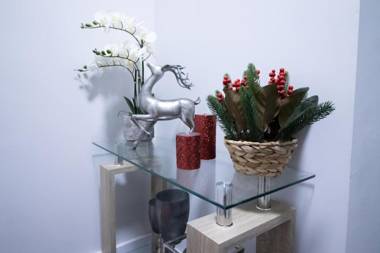 Everest Lodge Serviced Apartments for Contractors & Families free use of Netflix & WiFi by Firoz Property Management