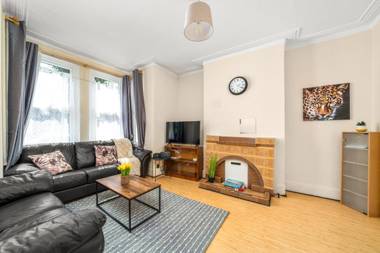 Homely 4-bedroom home with 2 baths & free parking