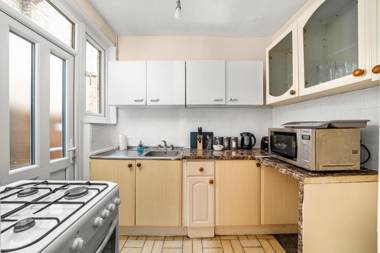 Homely 4-bedroom home with 2 baths & free parking