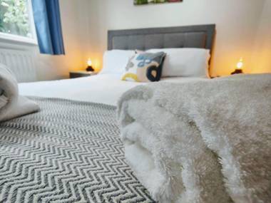 CEDAR HOUSE - Spacious 4Bedroom House 2Bath Kitchen SmartTV Lounge Garden Wifi FreeParking