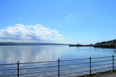 Sebright Holiday Apartment