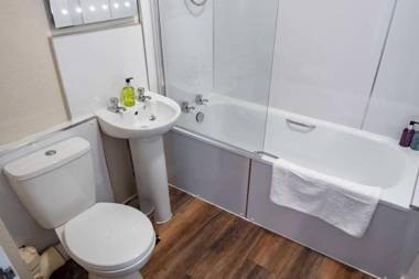 Bright Spacious West-End Flat Near University