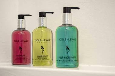 New Superhost Listing: Bright flat nr. University