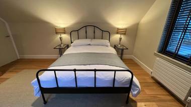 NEW 1BD Contemporary Home Upper Dunblane