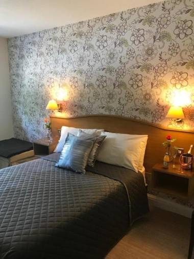 Red Lion Pub Restaurant & Hotel Rooms