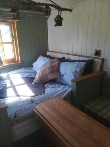 Gaggle of Geese Pub & Shepherd Huts