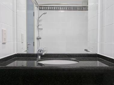 Jurys Inn East Midlands Airport (on-site)