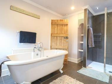 Cute Remarkable quirky 2 Bed House in Derby