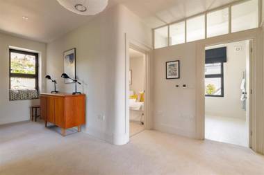 Two Guns – Contemporary townhouse with sea views