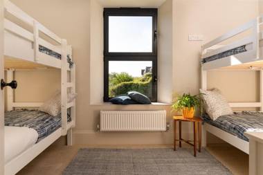 Two Guns – Contemporary townhouse with sea views