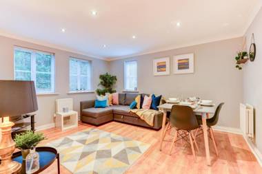 Comfortable ground floor flat sleeps up to 4 with private parking by Sussex Short Lets
