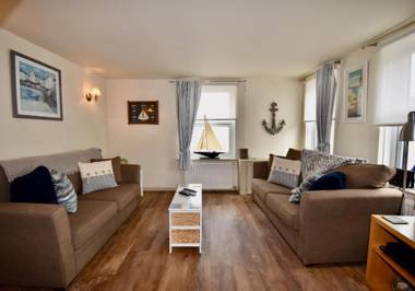 Boat House Sleeps 4 in the Centre of the Sailing Mecca of Cowes