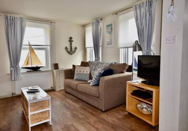Boat House Sleeps 4 in the Centre of the Sailing Mecca of Cowes