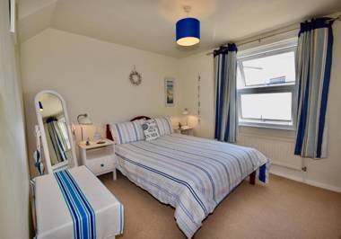 Boat House Sleeps 4 in the Centre of the Sailing Mecca of Cowes