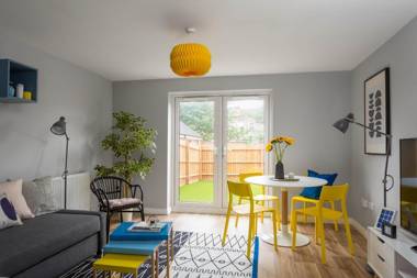 Deco spacious townhousegarden Parking Sleeps 10