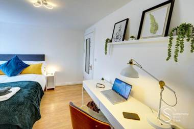 Dean St Coventry - Elegant apartments with ensuite bedrooms Netflix & parking