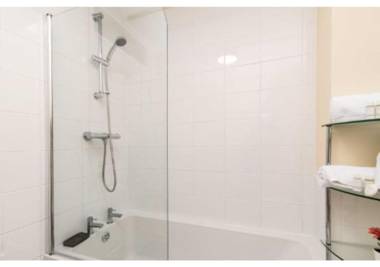 Sublime Stays Coventry- Jenner Pet Friendly Apartment with Parking