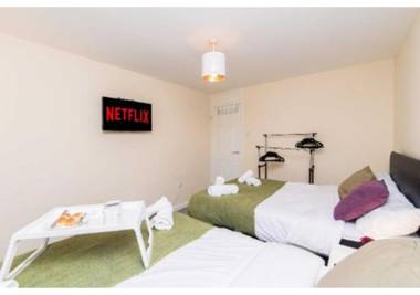 Sublime Stays Coventry- Jenner Pet Friendly Apartment with Parking
