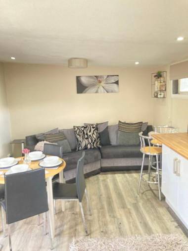 Stunning 2-Bed Cabin in Nantglyn Denbigh