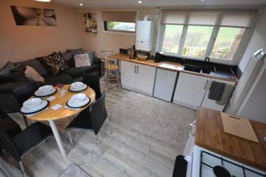 Stunning 2-Bed Cabin in Nantglyn Denbigh