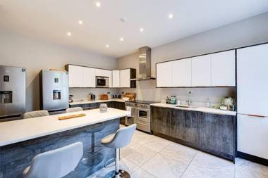 Delightful holiday home with sea views and Hot Tub